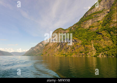 Le rocce del Sognefjord, il terzo fiordo più lungo al mondo Foto Stock