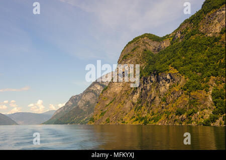 Le rocce del Sognefjord, il terzo fiordo più lungo al mondo Foto Stock