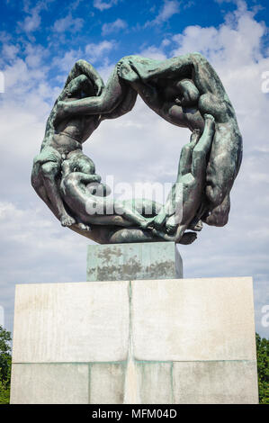 Monumento in uomo rendendo il cerchio da Gustav Vigeland, Oslo, Norvegia Foto Stock