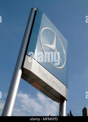 Un grande blu lato strada Mercedes Benz logo segno concessionaria sparato contro un cielo blu chiaro. La società è specializzata nella vendita del carrello. Bandphoto / COMPU Foto Stock