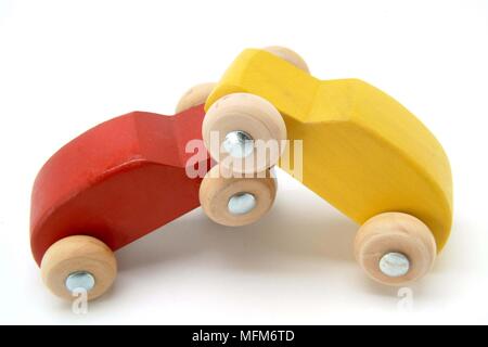 Due piccole casette di legno automobili giocattolo di rosso e di giallo, hanno avuto una collisione frontale. Che illustra un incidente di traffico. Bandphoto / credito obbligatoria: Hotshoe/Photosh Foto Stock