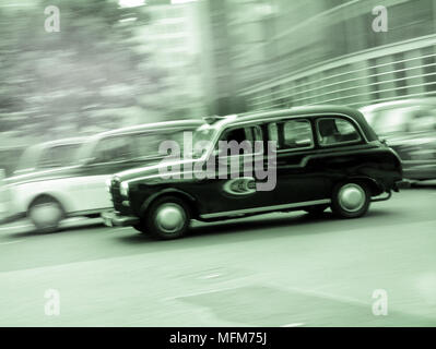 Un London black taxi correndo attraverso la trafficata città traffico tenendo la loro tariffa per raggiungere la loro destinazione desiderata il più presto possibile. Bandphoto / CO Foto Stock