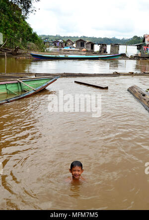 La vita quotidiana sulle rive del fiume Barito Central Borneo, Indonesia Foto Stock