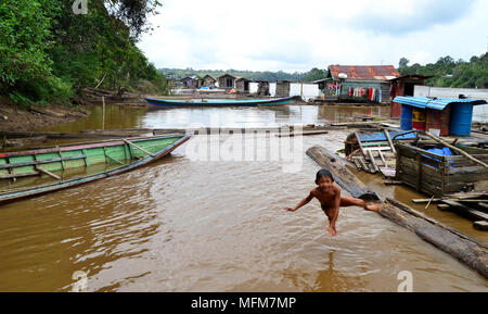 La vita quotidiana sulle rive del fiume Barito Central Borneo, Indonesia Foto Stock