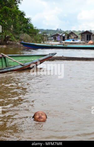 La vita quotidiana sulle rive del fiume Barito Central Borneo, Indonesia Foto Stock