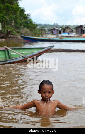 La vita quotidiana sulle rive del fiume Barito Central Borneo, Indonesia Foto Stock