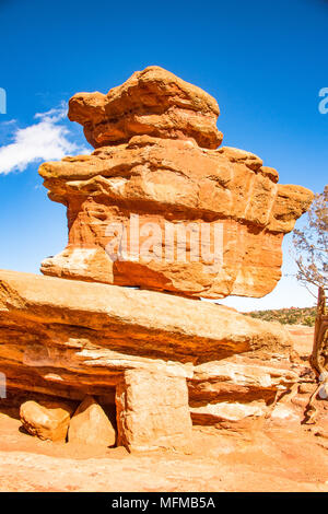 Roccia equilibrato presso il Giardino degli Dei in Colorado Springs, Colorado, STATI UNITI D'AMERICA Foto Stock