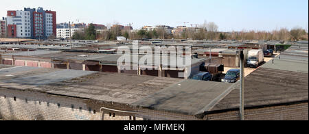 VILNIUS Lituania - Aprile 08, 2018: Ruberoid tetti di un grande garage cooperativa in zona residenziale della capitale - Pilaite Foto Stock