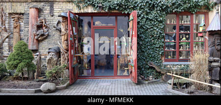 VILNIUS Lituania - MARCHL 31, 2018: Negozio souvenir lituano è situato nel centro della parte storica della città vecchia sulla Aushros Vartai Foto Stock