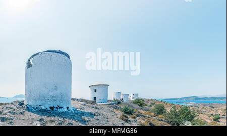 Fila di restaurato tradizionali mulini a vento sulla cima della collina di Bodrum affacciato Bodrum e Gumbet. Foto Stock