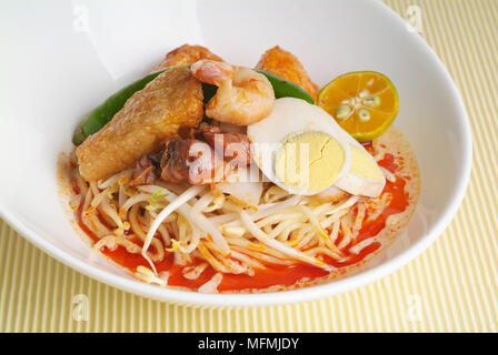 Curry Laksa che è un popolare piccante tradizionale zuppa di noodle dalla cultura Peranakan in Malaysia e a Singapore Foto Stock