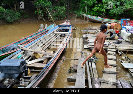 La vita quotidiana sulle rive del fiume Barito Central Borneo, Indonesia Foto Stock