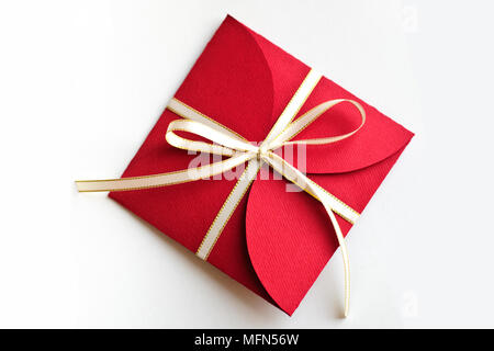 Splendido Natale busta rossa dono isolato su bianco Foto Stock