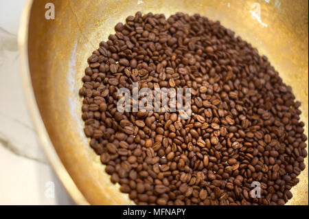I chicchi di caffè in tazza in ottone Foto Stock
