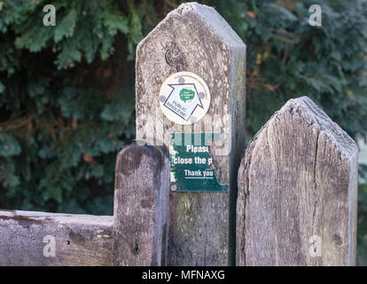 Gelo su una porta post in Cotswolds Foto Stock