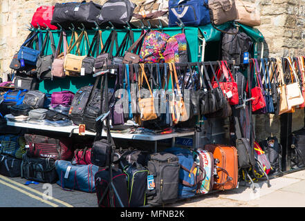 Pressione di stallo di mercato la vendita di una grande selezione di borse, Holdalls e casi di Ludlow Shropshire. Aprile 2018 Foto Stock