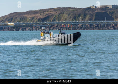 La polizia pattuglia Milford Haven in una nervatura veloce Foto Stock