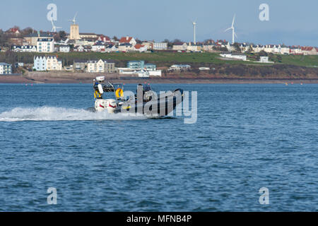 La polizia pattuglia Milford Haven in una nervatura veloce Foto Stock