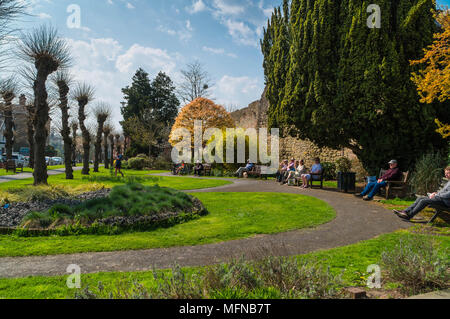 Persone rilassante sulle panchine al di fuori del Castello di Ludlow Shropshire REGNO UNITO. Aprile 2018 Foto Stock