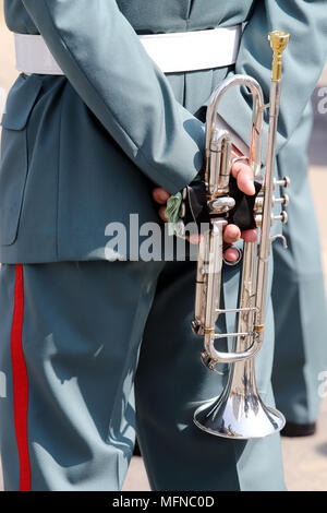 Giapponese musicista militare con la tromba dietro la schiena Foto Stock