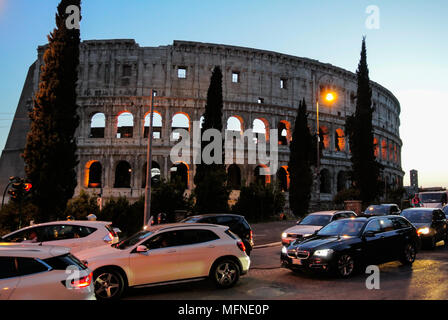 Colosseo di notte, Roma, Italia Foto Stock