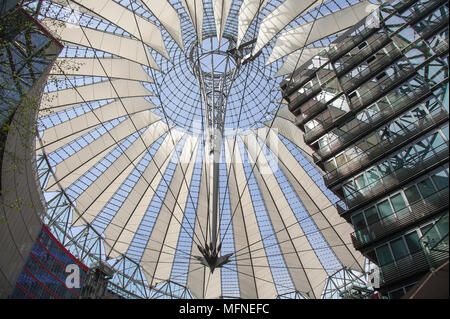 Spettacolare tetto del Sony Centre di Potzdamer Platz. Moderna costruzione di vetro e acciaio e vele di tessili che sono illuminate di notte Foto Stock