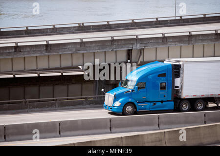 Big Rig blue American pro semi carrello trasporta reefer semi rimorchio con frigorifero cibi deperibili per la consegna tempestiva sulla strada con due livelli Foto Stock