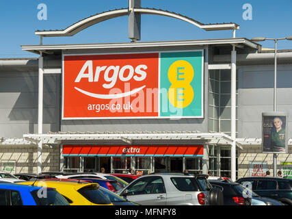 Grande segno sopra l'entrata di un Argos e EE store su un retail park Foto Stock