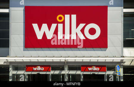 Grande segno sopra l'entrata di un negozio Wilko su un retail park Foto Stock