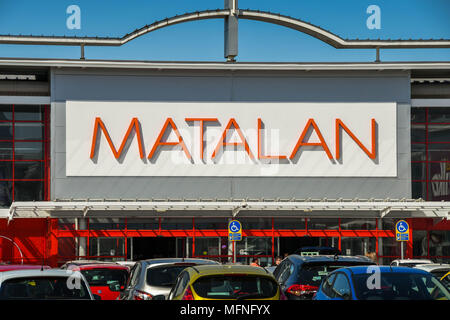 Grande segno sopra l'entrata di un negozio Matalan su un retail park Foto Stock