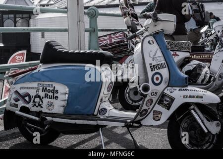 Vintage, scooter Vespa, Lambretta, viaggiatore, Vintage valigia, biciclette classiche Foto Stock