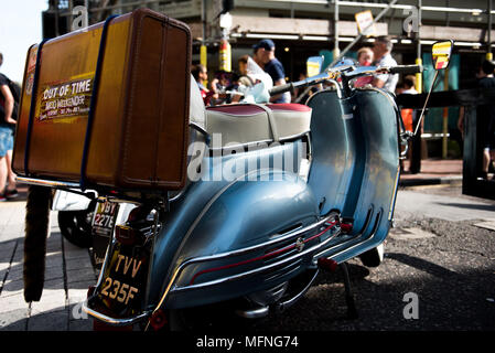 Vintage, scooter Vespa, Lambretta, viaggiatore, Vintage valigia, biciclette classiche Foto Stock