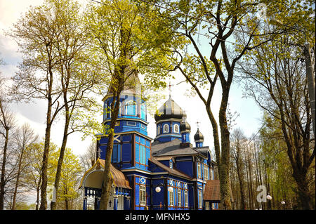Protezione della Vergine Santa Chiesa, Puchly, Polonia. Bella, blu chiesa ortodossa orientale si accoccola nella foresta in primavera Foto Stock