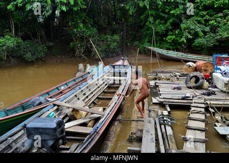 La vita quotidiana sulle rive del fiume Barito Central Borneo, Indonesia Foto Stock