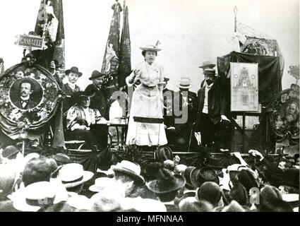 Rosa Luxemburg (1871-1919) polacco-tedesco nato rivoluzionario e agitatore politico, affrontando una riunione dopo la seconda sociale internazionale Congresso Democrativ, Stuttgart, 1907. Membro fondatore con Karl Liebknecht del KPD, IL PARTITO COMUNISTA TEDESCO. Foto Stock