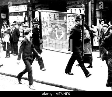 La prima guerra mondiale - 1914-1918: Anti-German tumulti in pioppo, Londra. La polizia portando lavoro a rete di filo in una cornice di legno per proteggere le vetrine. Fotografia. Foto Stock