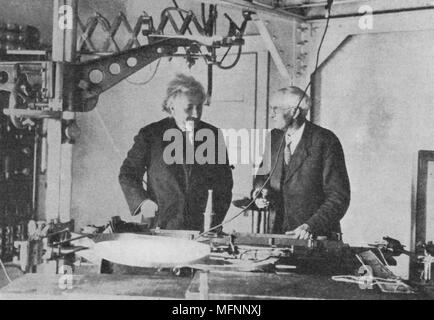 Albert Einstein (1879-1955), tedesco-svizzero-americano fisico matematico, a Mount Wilson Observatory, Stati Uniti, esaminando lo spettrografo a base di 150 piedi telescopio tower Foto Stock