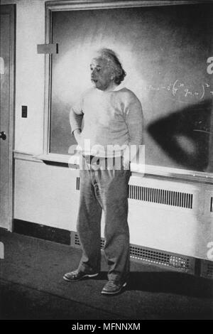 Albert Einstein (1879-1955), tedesco-svizzero-americano fisico matematico, nel suo studio presso l'Istituto di Studi Avanzati, Princeton, Stati Uniti, 1940 Foto Stock