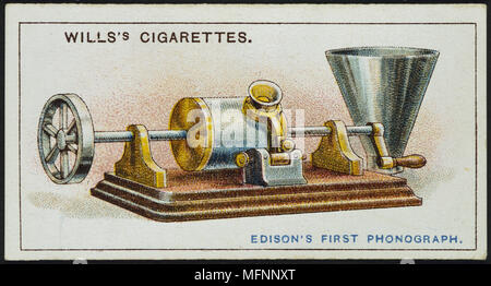 Thomas Alva Edison fonografo prima (1878). In questo modello il cilindro su cui il suono è stato registrato doveva essere ruotato a mano. Strumento in modalità di registrazione. La tromba montati per riprodurre la registrazione è sulla destra. Dalla carta di sigaretta pubblicato 1915. Chromolithograph Foto Stock