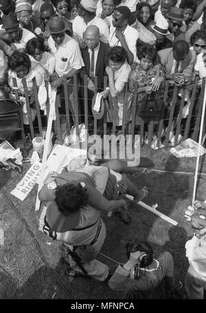 I diritti civili marzo su Washington, D.C. La fotografia mostra una folla di americani Africani dietro una tempesta recinto con la polizia che porta una donna su l'altro lato, 28 agosto 1963. Marion S.Trikosko, fotografo. Foto Stock