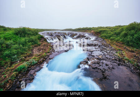 Un fantastico paesaggio di montagne e cascate in Islanda Foto Stock