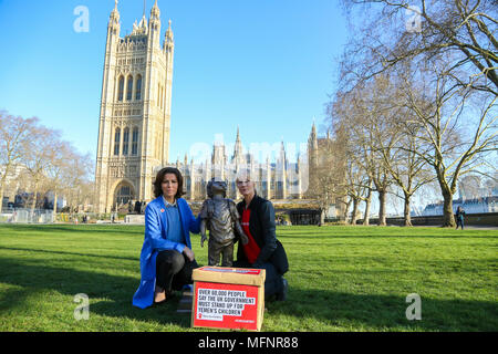 Emittente Natasha Kaplinsky e attrice Joely Richardson, salvare i bambini ambasciatori lungo con alunni di età compresa tra i 11-18 da tre scuole di tutto il Regno Unito e la comunità British-Yemeni pone per fotografie con petizione di più di 60.000 firme in Torre Victoria Gardens con il Parlamento in background in Westminster. Per celebrare il terzo anniversario poiché l'escalation del conflitto nello Yemen, salvare i bambini è di presentare ufficialmente la sua petizione per il Foreign Office, esortando il governo del Regno Unito a sospendere immediatamente la vendita di armi in Arabia Saudita e garantire il libero accesso dell'aiuto umanitario a chil Foto Stock