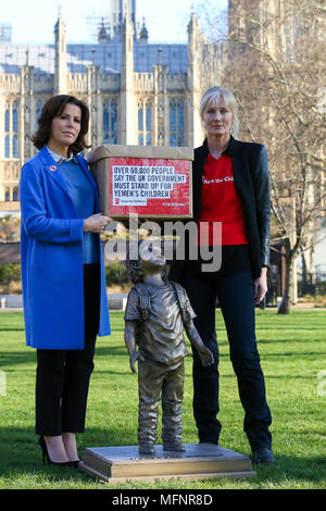 Emittente Natasha Kaplinsky e attrice Joely Richardson, salvare i bambini ambasciatori lungo con alunni di età compresa tra i 11-18 da tre scuole di tutto il Regno Unito e la comunità British-Yemeni pone per fotografie con petizione di più di 60.000 firme in Torre Victoria Gardens con il Parlamento in background in Westminster. Per celebrare il terzo anniversario poiché l'escalation del conflitto nello Yemen, salvare i bambini è di presentare ufficialmente la sua petizione per il Foreign Office, esortando il governo del Regno Unito a sospendere immediatamente la vendita di armi in Arabia Saudita e garantire il libero accesso dell'aiuto umanitario a chil Foto Stock