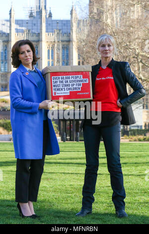 Emittente Natasha Kaplinsky e attrice Joely Richardson, salvare i bambini ambasciatori lungo con alunni di età compresa tra i 11-18 da tre scuole di tutto il Regno Unito e la comunità British-Yemeni pone per fotografie con petizione di più di 60.000 firme in Torre Victoria Gardens con il Parlamento in background in Westminster. Per celebrare il terzo anniversario poiché l'escalation del conflitto nello Yemen, salvare i bambini è di presentare ufficialmente la sua petizione per il Foreign Office, esortando il governo del Regno Unito a sospendere immediatamente la vendita di armi in Arabia Saudita e garantire il libero accesso dell'aiuto umanitario a chil Foto Stock