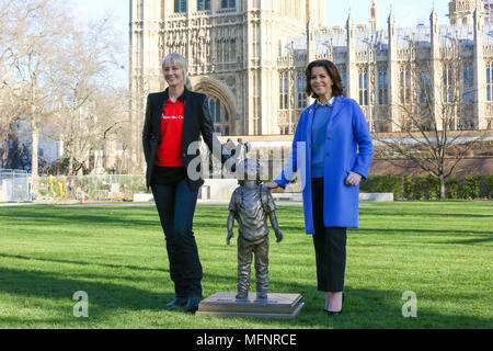 Emittente Natasha Kaplinsky e attrice Joely Richardson, salvare i bambini ambasciatori lungo con alunni di età compresa tra i 11-18 da tre scuole di tutto il Regno Unito e la comunità British-Yemeni pone per fotografie con petizione di più di 60.000 firme in Torre Victoria Gardens con il Parlamento in background in Westminster. Per celebrare il terzo anniversario poiché l'escalation del conflitto nello Yemen, salvare i bambini è di presentare ufficialmente la sua petizione per il Foreign Office, esortando il governo del Regno Unito a sospendere immediatamente la vendita di armi in Arabia Saudita e garantire il libero accesso dell'aiuto umanitario a chil Foto Stock