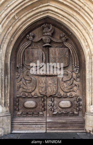 Vecchia porta di legno con intaglio, ingresso della chiesa abbaziale di San Pietro e San Paolo, comunemente noto come Abbazia di Bath. Parrocchia anglicana chiesa e ex Benedi Foto Stock