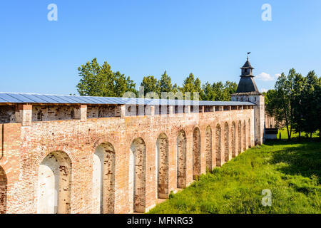 Parete intorno al monastero Borisoglebskiy, Yaroslavl Regione. " Golden ring' della Russia Foto Stock