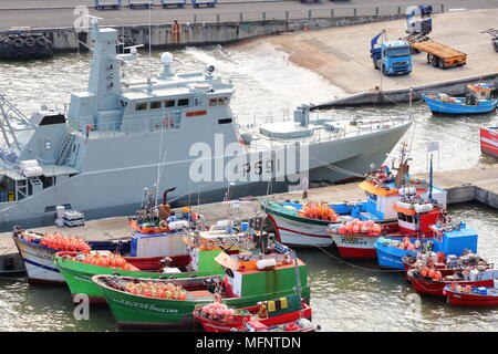 Le navi da pesca sono ormeggiate lungo una pattuglia militare barca nel porto di Funchal sull'isola portoghese di Madeira Foto Stock