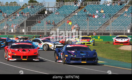 Ferrari 488 Challenge internazionale Crash alla Formula Uno Australian Grand Prix Circuito Grand Prix di Melbourne a Melbourne, Australia. Dotato di: atmosfera dove: Melbourne, Victoria, Australia quando: 25 Mar 2018 Credit: WENN.com Foto Stock