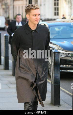 Il cantante George Ezra arrivando alla BBC Radio One studios di eseguire sul Live Lounge - Londra dotata: George Esdra dove: Londra, Regno Unito quando: 26 Mar 2018 Credit: WENN.com Foto Stock